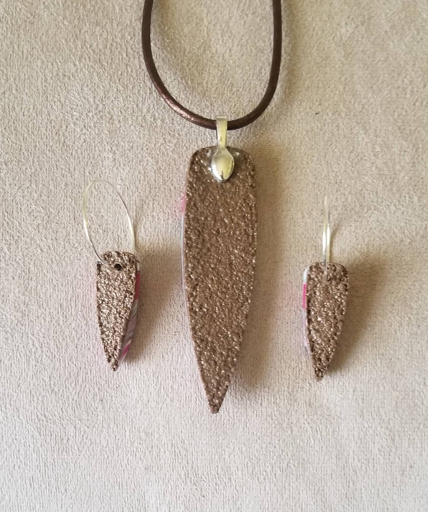 Klimt - Pendant and Earring Set - Fushia, White, and Brown Dagger